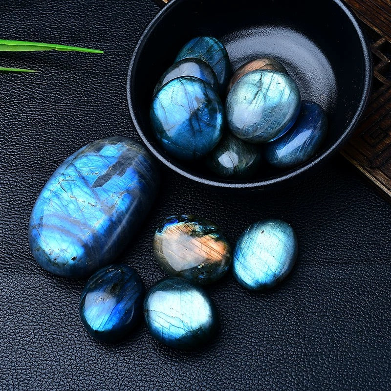 Labradorite palm stone 80$/kg