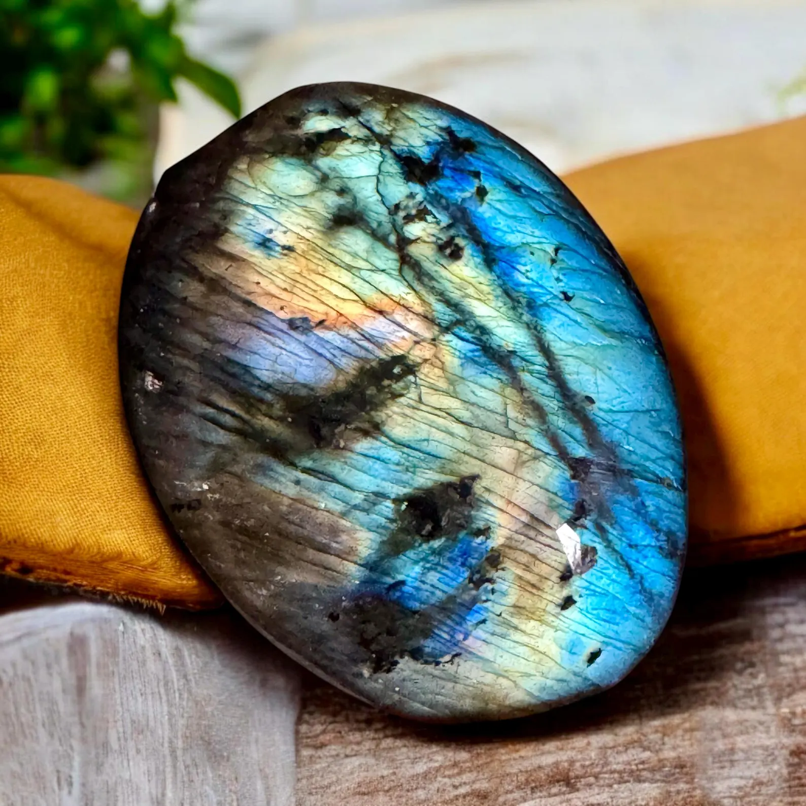 Labradorite palm stone 80$/kg